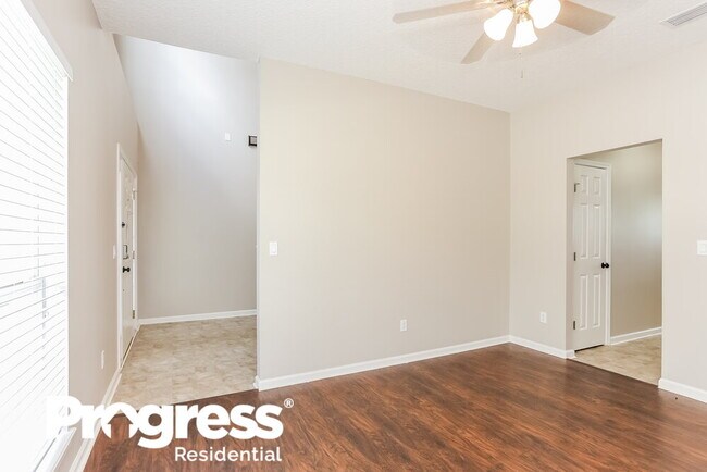 Building Photo - 2464 Royal Pointe Dr