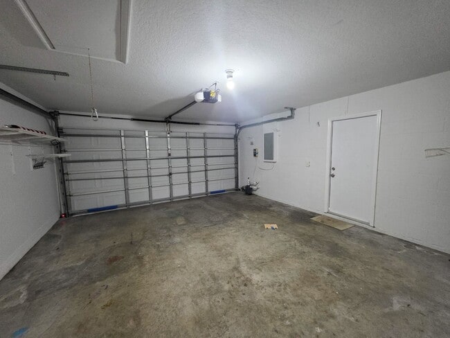 Building Photo - Beautiful 4 Bedroom in Gated Compass Pointe