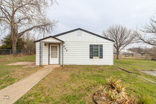 Building Photo - 709 E 1st St