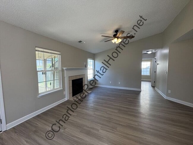 Building Photo - Updated ranch home near uptown!