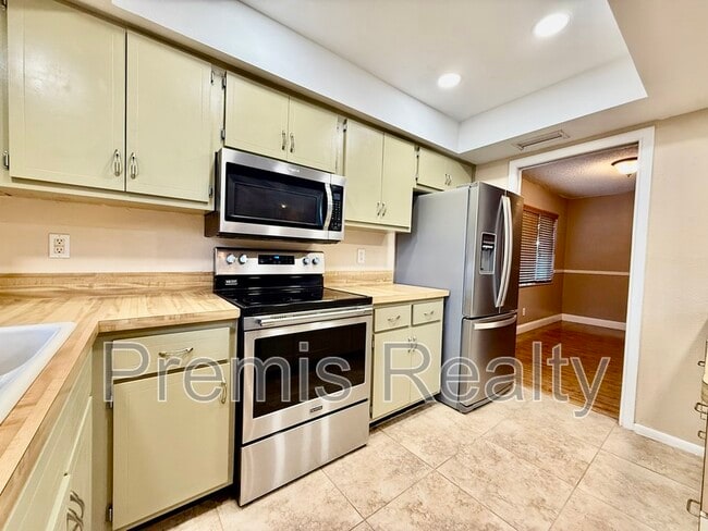 Building Photo - 2381 Timbercrest Cir W