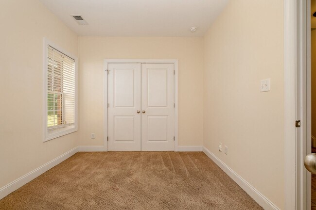 Building Photo - AVAILABLE TO SHOW!