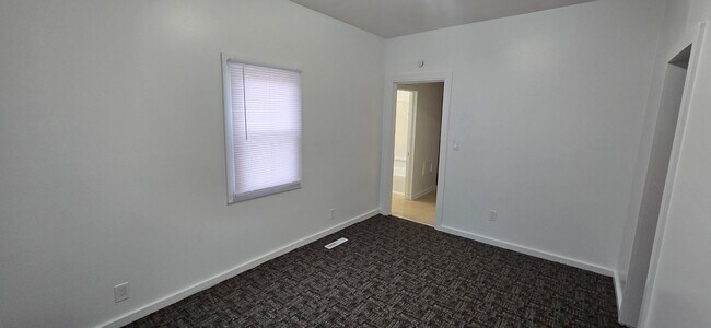 Building Photo - Remodeled 2 bedroom with Garage & small fe...