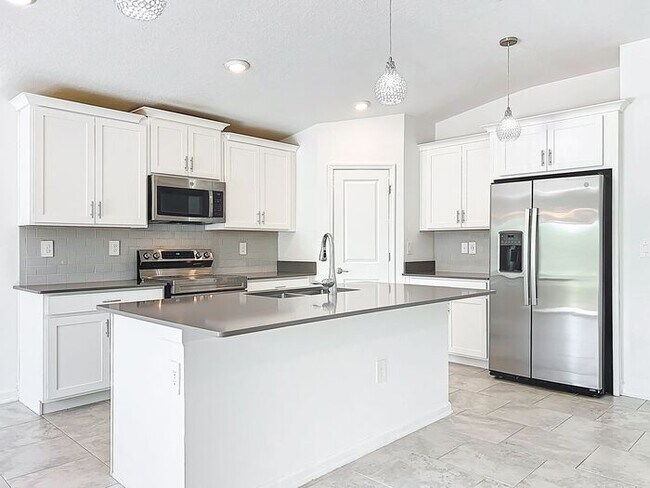 Building Photo - 4/2 Groveland Home with Solar Panels-MOVE IN SPECAIL: ONE MONTH FREE RENT