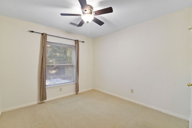 Building Photo - Freshly Painted Beauty with Spacious Outdo...
