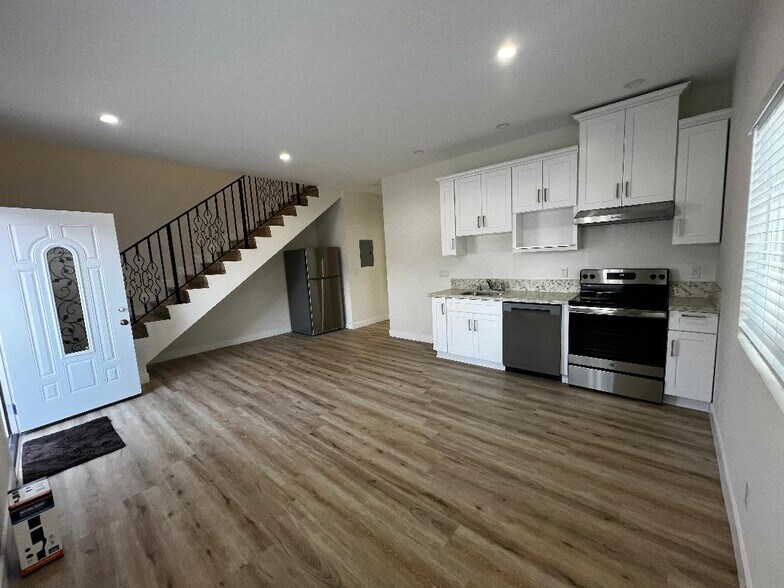 Building Photo - 7435 Encino Ave