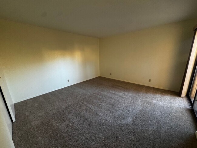 Building Photo - 2 Bedroom 2 bath plus loft and one car garage.