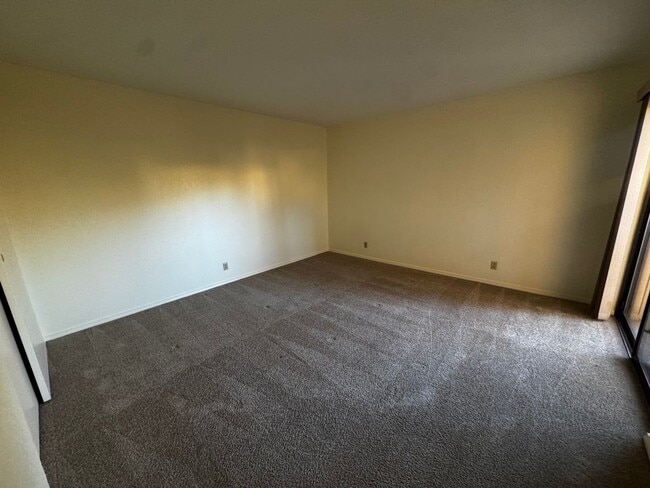 Building Photo - 3 Bedroom 2 bath plus loft and one car garage.