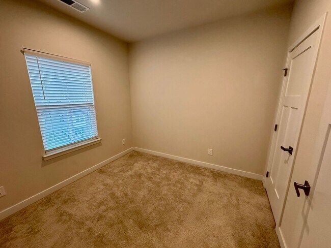 Building Photo - Modern Townhome in Stone Creek Townhomes