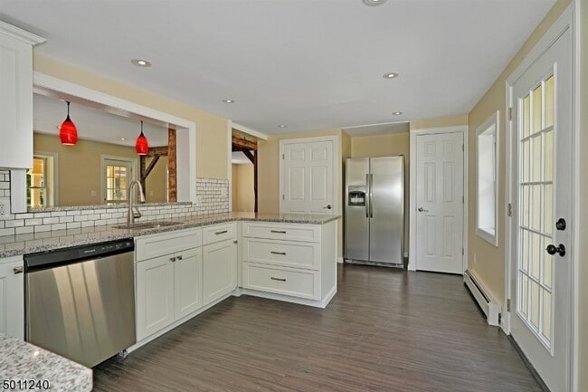 Building Photo - 619 S Main St