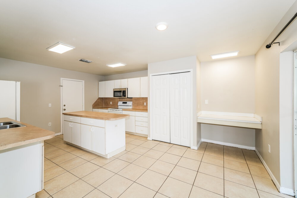 Building Photo - 5840 Lake Front Dr