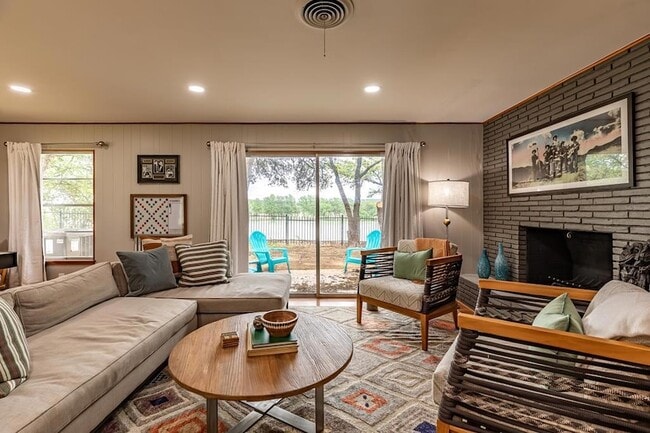 Building Photo - 2865 Bandera Hwy