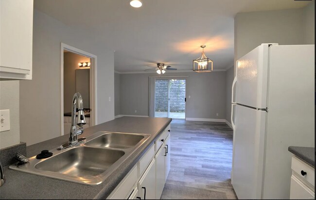 Building Photo - 5339 Lakewood Terrace