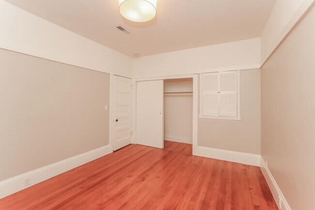Building Photo - 1920 North Berkeley 2 Bedroom Bungalow Available!