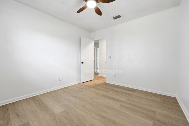 Building Photo - 2860 Cedarcrest Dr