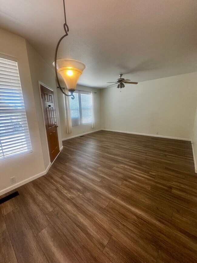 Building Photo - 2 Bed 3 Bath Townhome on Dublin & Powers