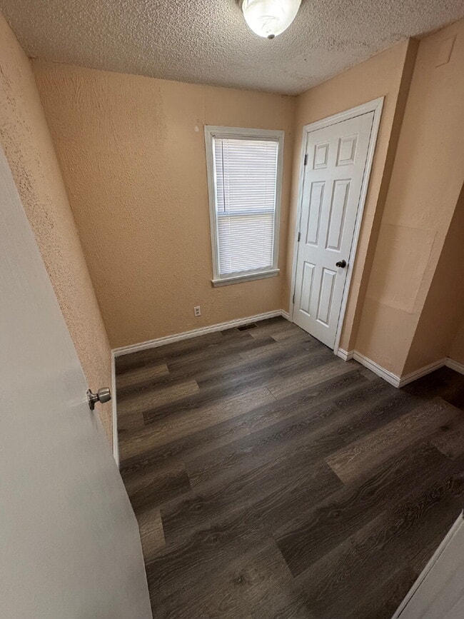 Building Photo - 2 Bedroom, 1 Bathroom with fenced yard, and is centrally located in Wichita Ks