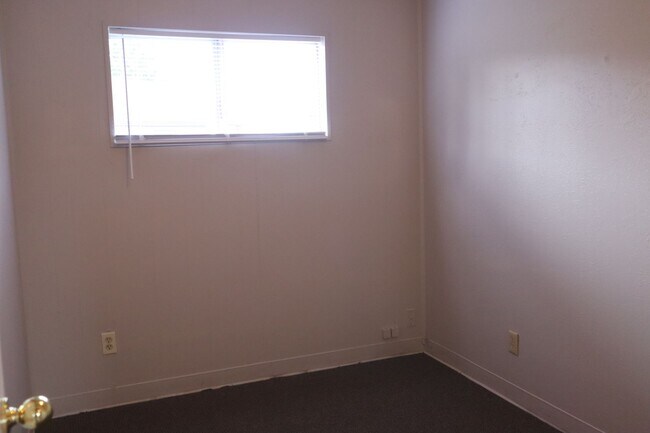 Building Photo - Cozy Single-Family Home for Lease in Brush...