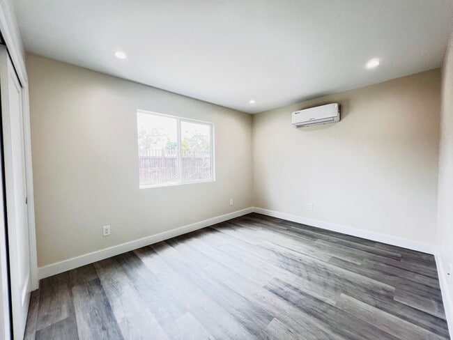 Building Photo - Brand New construction! 2 bed 1 bath,  Enj...