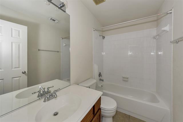 Building Photo - 2428 Kingsley Dr