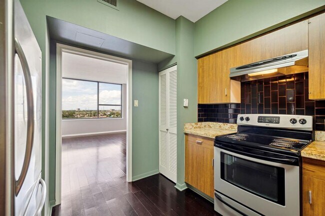 Building Photo - 15 Greenway Plz