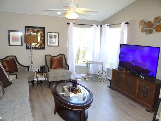 Building Photo - 3 bed 2.5 bath home only 1.5 miles to the ...