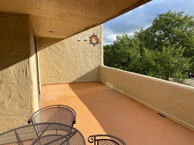 Building Photo - Spacious Riverhill Townhome