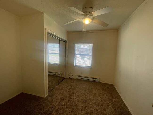 Building Photo - 2 bedroom / 1 bath, W/D connections