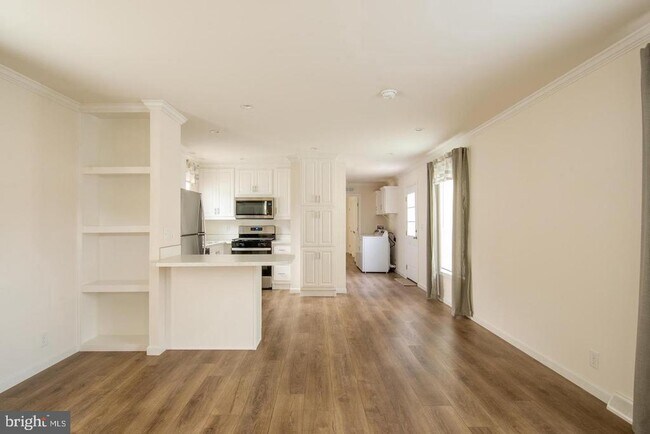 Building Photo - 6 Greenwood Cir