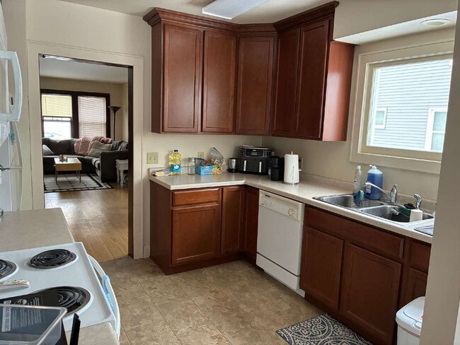 Building Photo - Great 3 Bed 1 Bath close to Water St. and UWEC! Available June 1st!