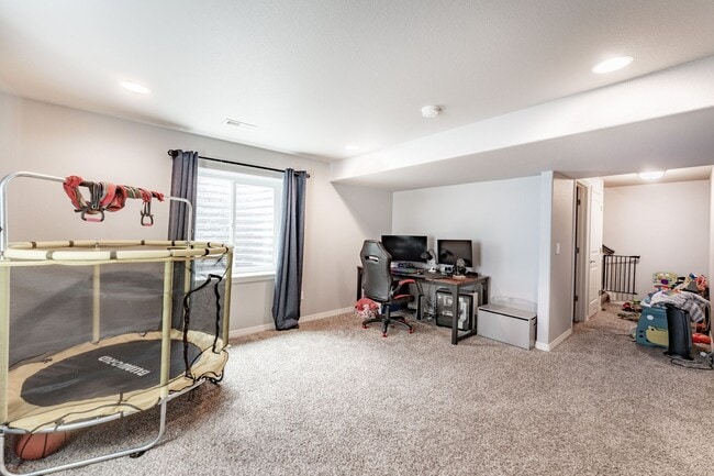 Building Photo - 4 Bed 4 Bath Home in Lorson Ranch!