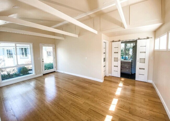 Building Photo - BEAUTIFUL HOME IN DESIREABLE CENTERVILLE, ...