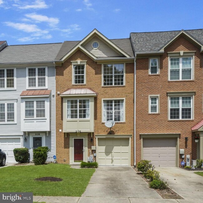 Building Photo - Modern Three-Level Townhome in the Heart o...