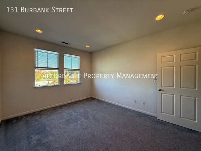 Building Photo - 131 Burbank St