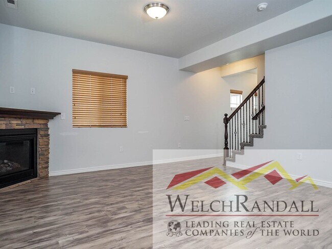 Building Photo - Stylish 3-Bed Townhome in Mountain Green!