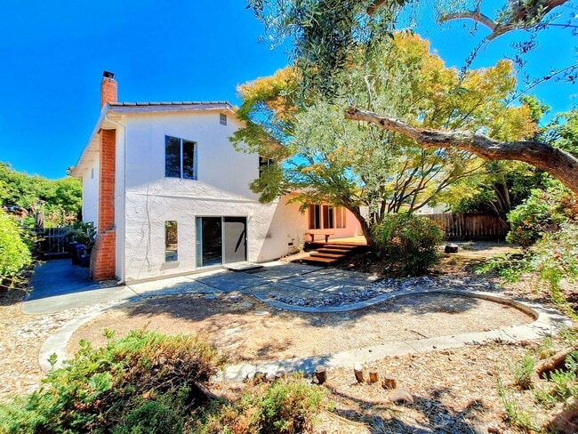 Building Photo - Spacious 4bd Tri-Level Home w/Central Heat...