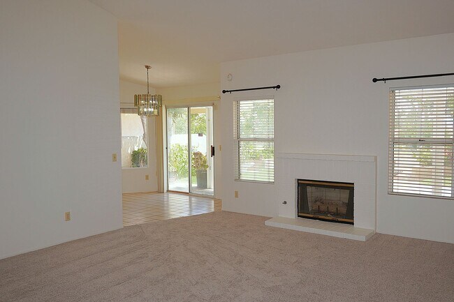 Building Photo - 1366 Fairway Oaks Ave