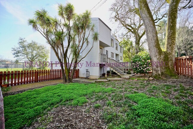 Building Photo - Charming Duplex on Quiet Street with Moder...