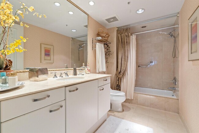 Building Photo - 209 N Birch Rd