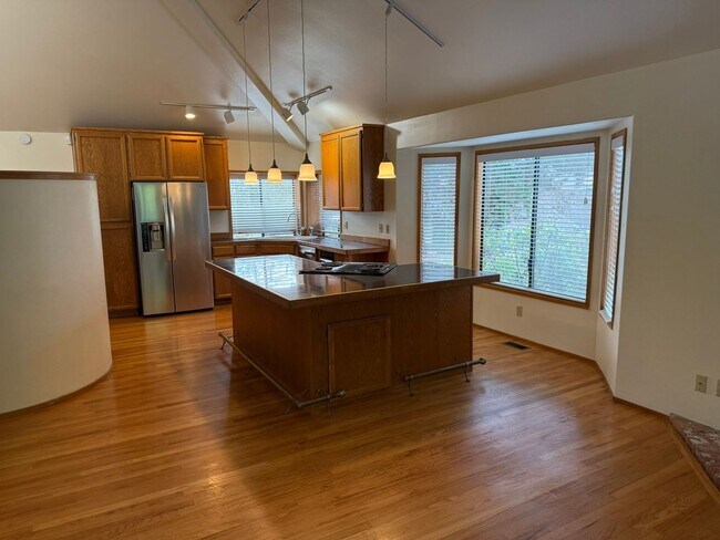 Building Photo - 3Bd/2.5Ba Bellevue House