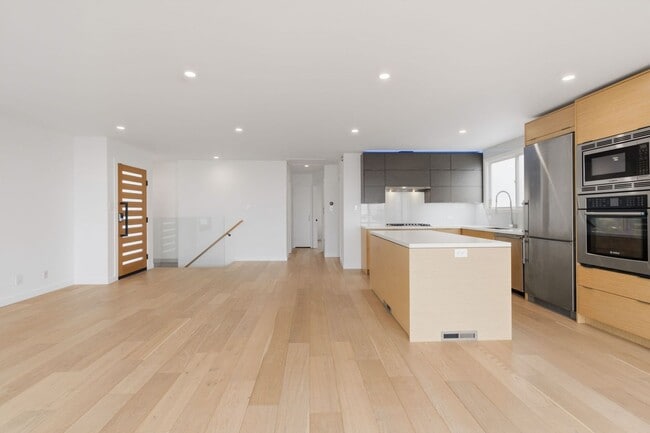 Building Photo - 167 Skyview Way