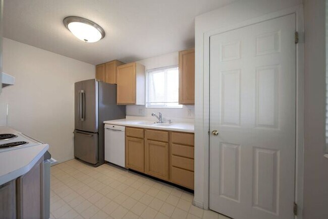 Building Photo - Secure Meadowbrook Village Condo w 1 car g...