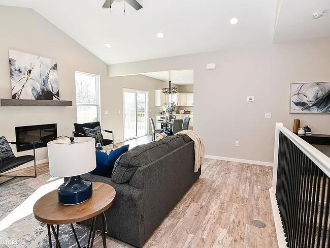 Building Photo - 2501 N Terrace Dr