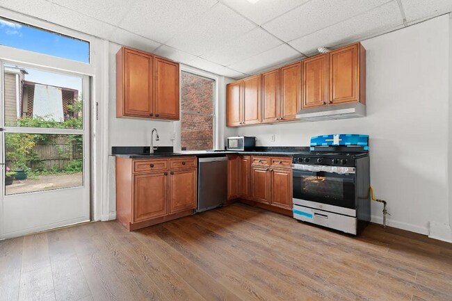 Building Photo - Beautiful 2 Bedroom home in South side ava...