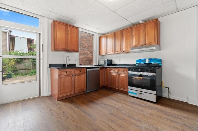 Building Photo - SCORE 50% OFF 1ST MONTH'S RENT IF SIGNED BY DEC 19! SCORE 50% OFF 1ST MONTH'S RENT IF SIGNED BY D...