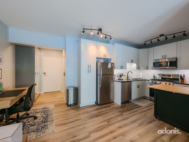 Building Photo - Modern, Light-Filled Junior 1BR in Prime Dupont Location