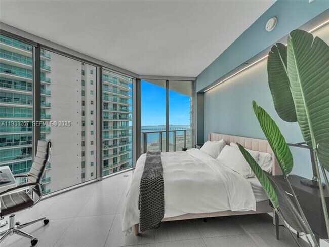 Building Photo - 1300 Brickell Bay Dr