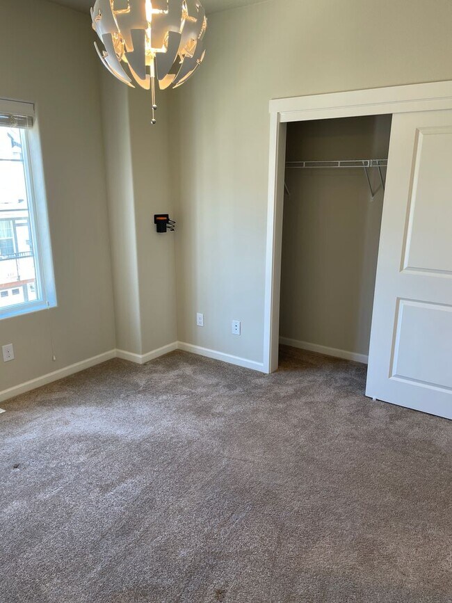 Building Photo - Bethany Townhouse