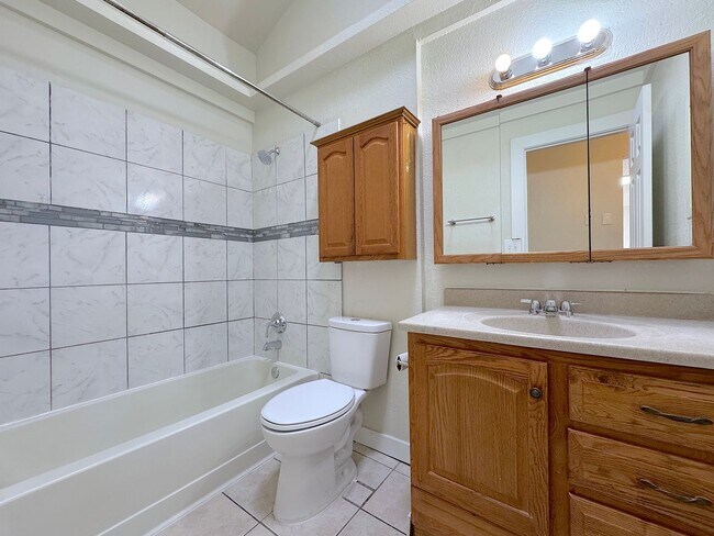 Building Photo - Northeast El Paso 2 bed Refrig A/C Duplex