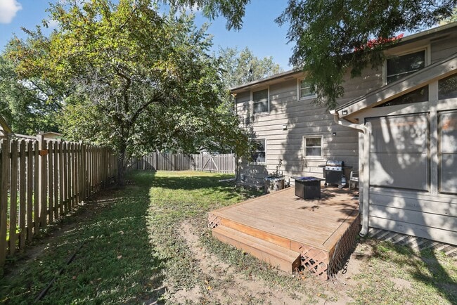 Building Photo - 1710 Shadyview Ln N